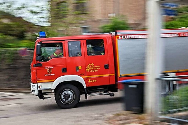 Zum bungseinsatz sind die angehenden Feuerwehrleute mit Blaulicht unterwegs.  | Foto: Julia Becker