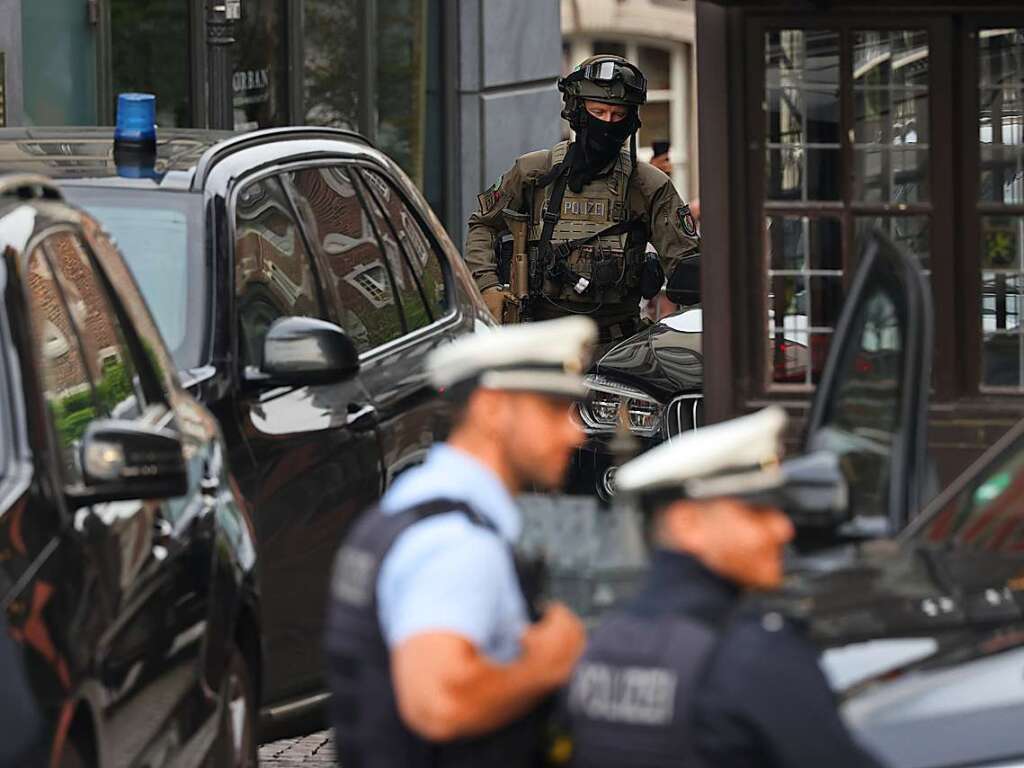 Polizeieinheiten sichern das Rathaus bei der Verleihung des Karlspreises.