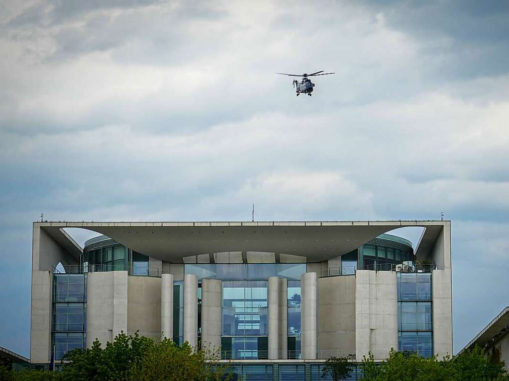 Die Hubschrauber starten am Bundeskanzleramt, wo zuvor …