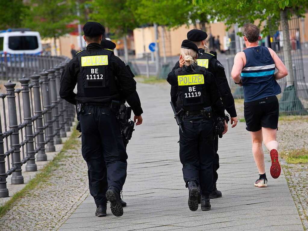 Einsatzkrfte der Polizei patrouillieren im Regierungsviertel.