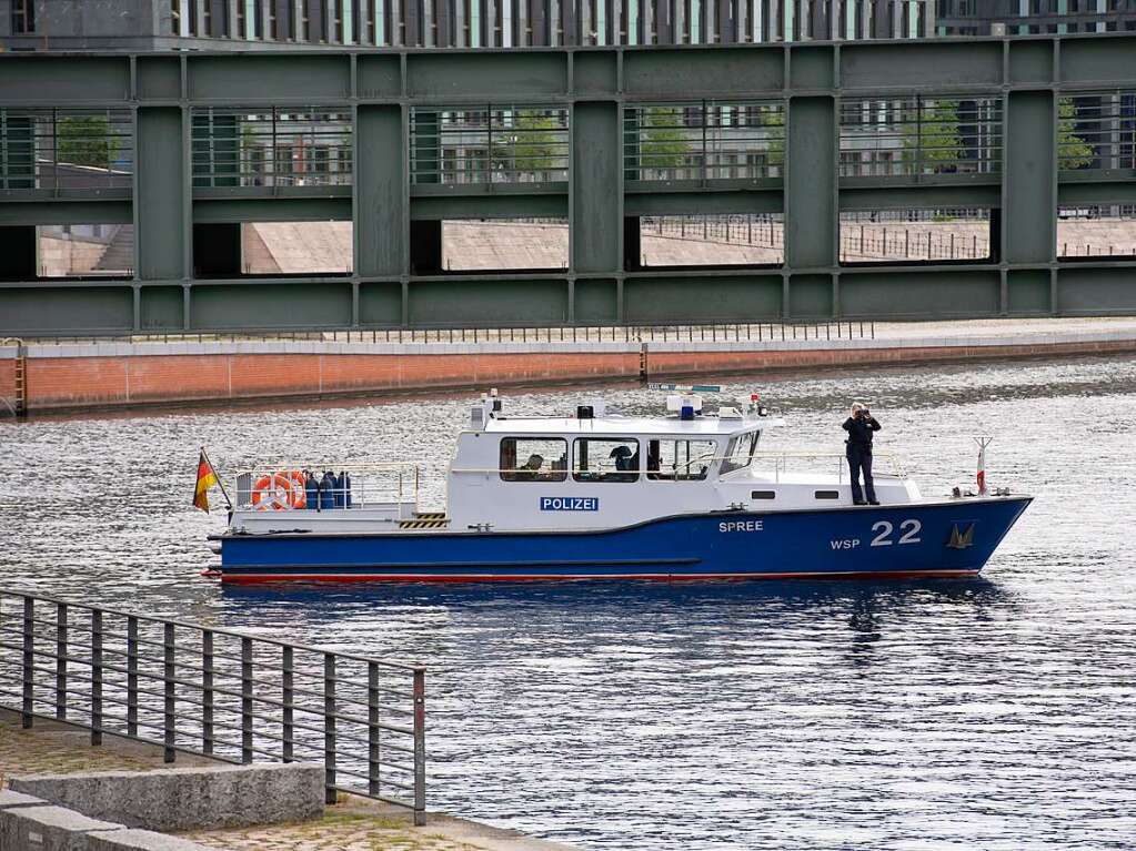 Ein Polizeiboot patrouilliert auf der Spree.