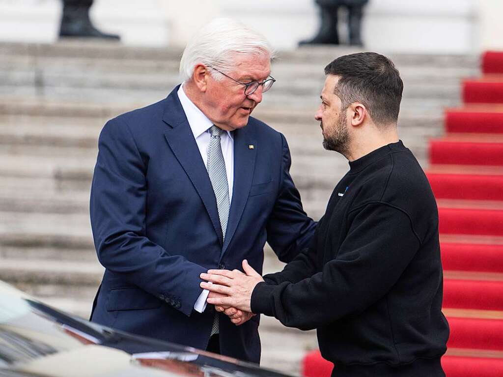 Bundesprsident Frank-Walter Steinmeier begrt Ukraines Prsidenten.