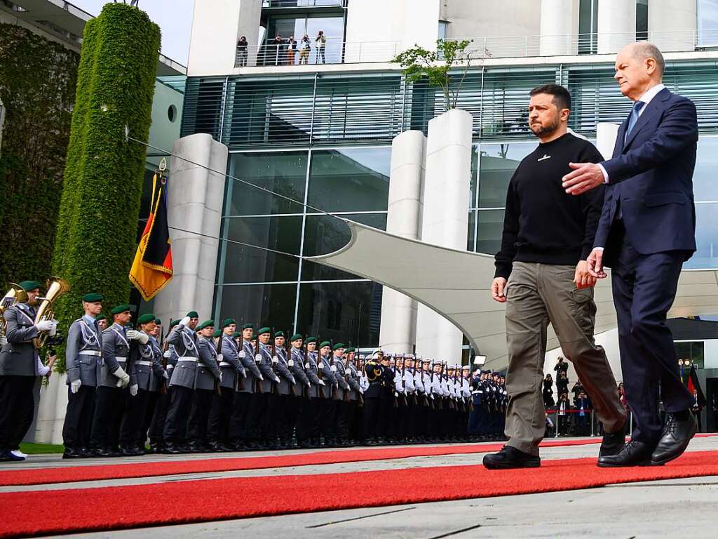 Selenskyj wird von Bundeskanzler Olaf Scholz vor dem Bundeskanzleramt mit militrischen Ehren begrt.