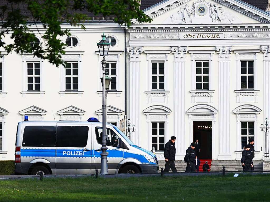 Am Schloss Bellevue ist wegen des Besuchs des ukrainischen Prsidenten Selenskyj der Rote Teppich ausgerollt.