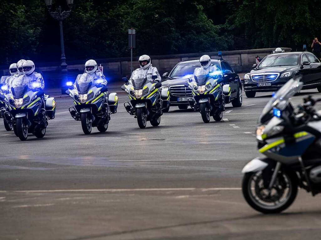 Ein Convoi, begleitet von der Kradstreife der Polizei, fhrt am Groen Stern vorbei in Richtung Schloss Belevue.