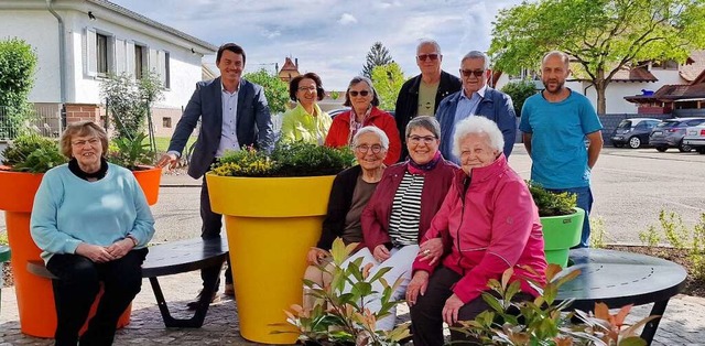 Die Initiatorinnen und Initiatoren der...age mit dem Schwtz-Bnkle eingeweiht.  | Foto: Silvia Schillinger-Teschner