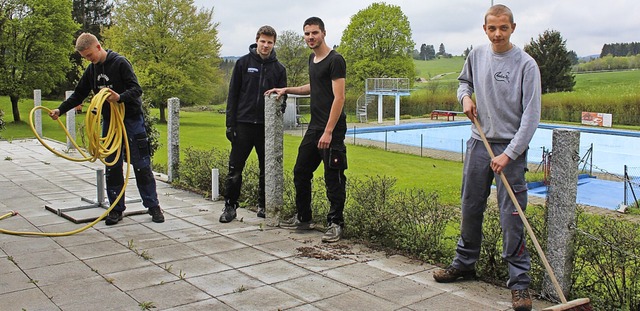 Einiges zu tun gibt es im Freibad Ditt...Larberg, Kai Bruder,  Luzian Larberg.   | Foto: Christa Maier