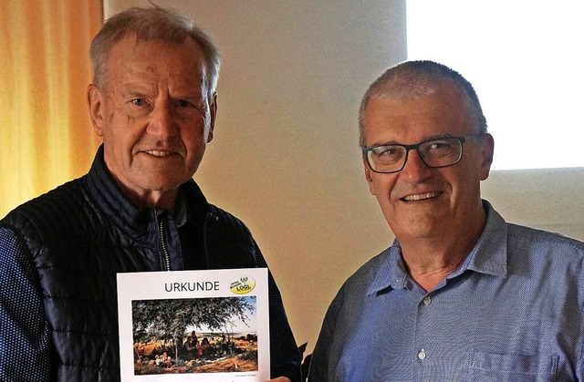 Der langjhrige Vorsitzende des Obst- ... Vorsitzenden Johannes Zeller geehrt.   | Foto: Reinhard Herbrig