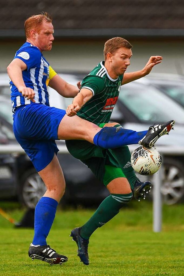 Der FC Hausen, hier mit Dominik Hug (r...ann das Torspektakel im Derby mit 6:4.  | Foto: Gerd Gruendl