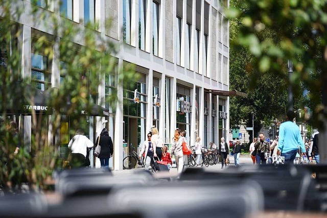 Der Bahnhofsplatz in Lrrach: Die Hieb...le beklagt die Zustnde auf dem Areal.  | Foto: Jonas Hirt