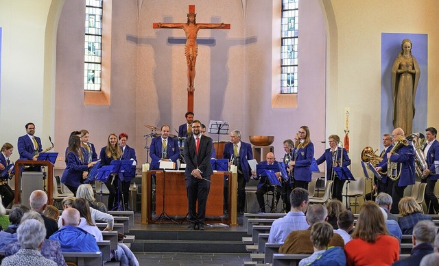 Dirigent dm Jakab und seine Musikeri... ihr Konzert mit viel Applaus belohnt.  | Foto: Ansgar Taschinski