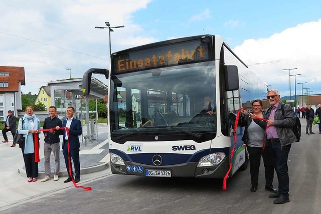 Zur Erffnung fhrt ein Bus das rote B...steher Gnter Schlecht gehalten haben.  | Foto: Peter Gerigk