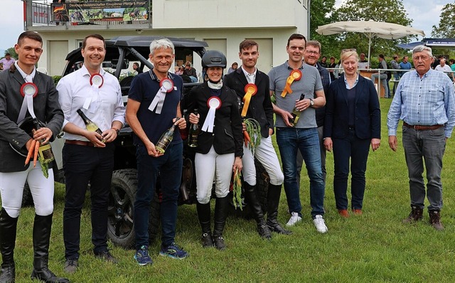 Die Brgermeister Marco Gutmann (Zweit...haben bei Jump &amp; Drive mitgemacht.  | Foto: Reitverein