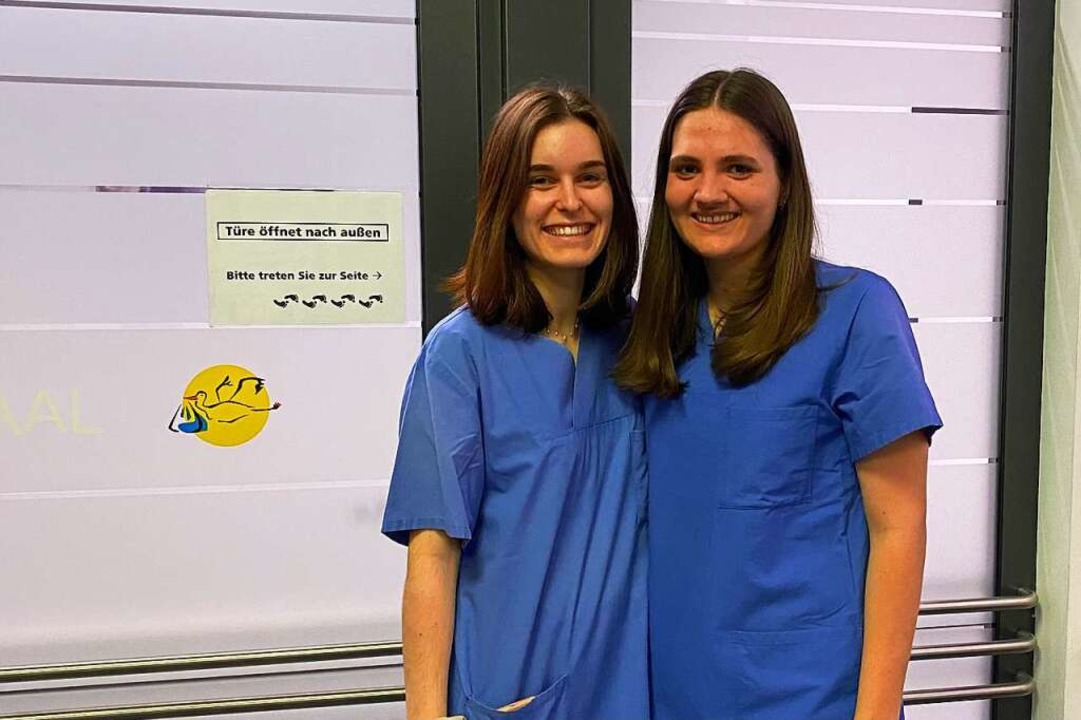 Annika Glasbrenner (links) und Maria Knller sind angehende Hebammen.  | Foto: Arlette Weiland