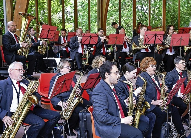 Die Musikerinnen und Musiker der Stadt...viele Interessierte in den Stadtpark.   | Foto: Endrik Baublies