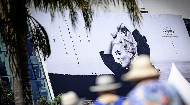 Das  offizielle Plakat der 76. Filmfes...sche Schauspielerin Catherine Deneuve.  | Foto: LOIC VENANCE (AFP)