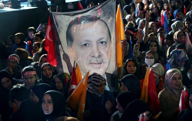 Siegessicher: Erdogan-Anhnger am Mont...des amtierenden trkischen Prsidenten  | Foto: ADEM ALTAN (AFP)