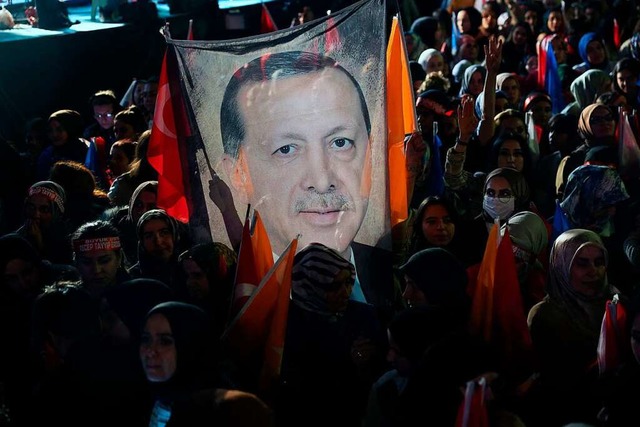 Siegessicher: Erdogan-Anhnger am Mont...des amtierenden trkischen Prsidenten  | Foto: ADEM ALTAN (AFP)