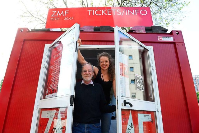 Die ZMF-Geschftsfhrer Dieter Pfaff und Hanna Teepe im Vorverkaufs-Container  | Foto: Ingo Schneider