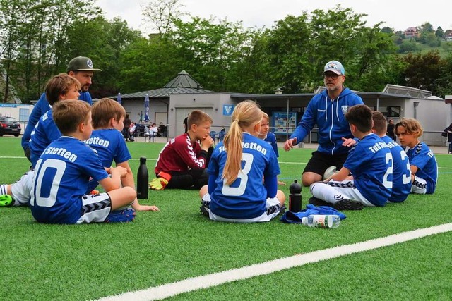 Der Kunstrasen und das Flutlicht im Tu...sehr zur Freude der Juniorenfuballer.  | Foto: Peter Gerigk