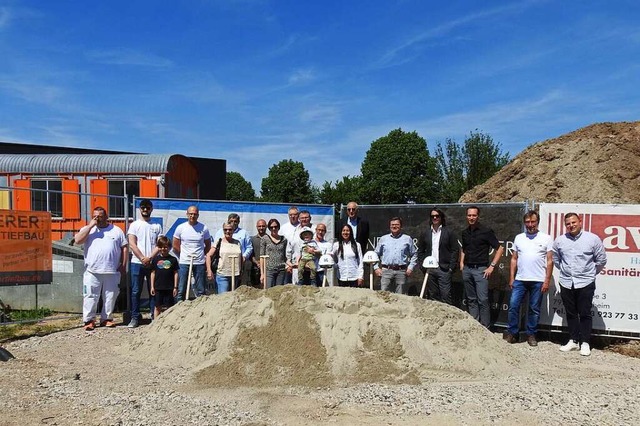 Alle Beteiligten freuen sich ber das Neubauprojekt im schnen Staufen.  | Foto: Claudia Kleinhans