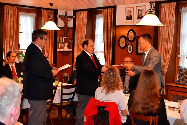 Kreisgeschftsfhrer Alexander Breisac...nde Vorsitzende des DRK Elzach (v.re.)  | Foto: Verein