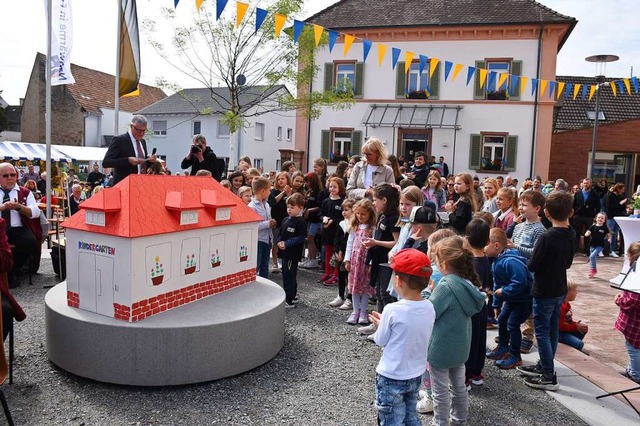 Die Kindergartenkinder und die Erziehe...latz aufgestelltes Kindergartenmodell.  | Foto: Roland Vitt