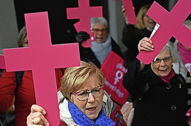 Protest fr mehr Gleichberechtigung in der katholischen Kirche  | Foto: Arne Dedert (dpa)