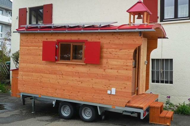 Die rollende Holzkirche, farblich abgestimmt zum Gemeindehaus in Hinterzarten  | Foto: Peter Stellmach