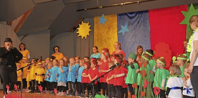 Farbig gekleidet vor farbigem Hintergr...en  die Kinder, spielen und   tanzen.   | Foto: Gert Brichta