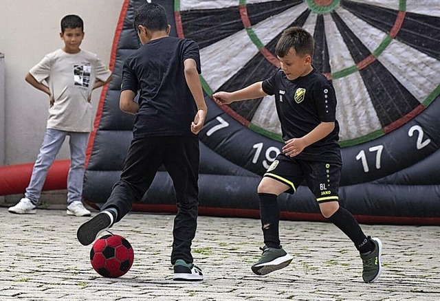 Beim SV Weilertal konnten Kinder einen...uf eine riesige Dartscheibe schieen.   | Foto: Volker Mnch