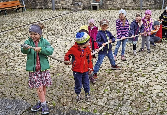 Das Lschen mit der Kbelspritze kam bei den Kids gut an.  | Foto: Stefan Schenkelberger