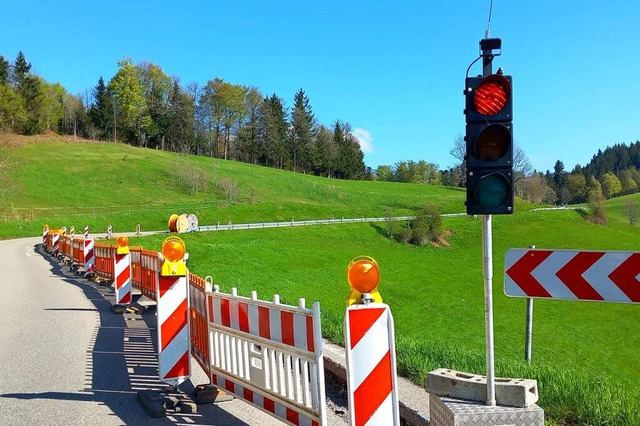 Verlngert wird jetzt die seitliche Ab... &#8211; und damit auch die Wartezeit.  | Foto: Edgar Steinfelder