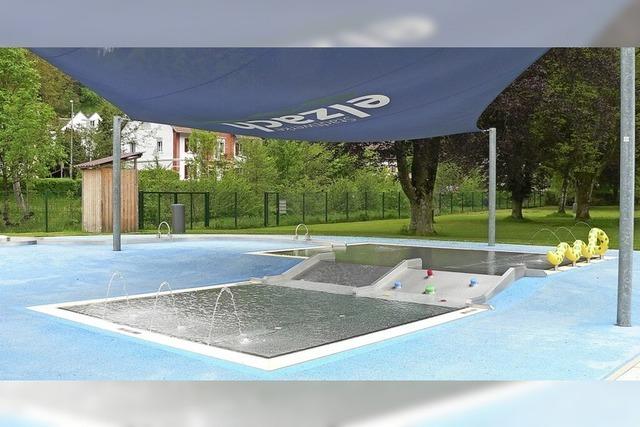 Neue Spielgerte fr Kinder im Schwimmbad