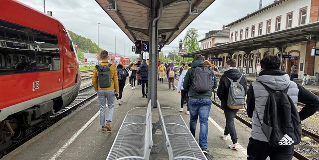 Fahrgste steigen in Waldshut aus &#82...ssen derzeit viele Reisende umsteigen.  | Foto:  Michael Neubert