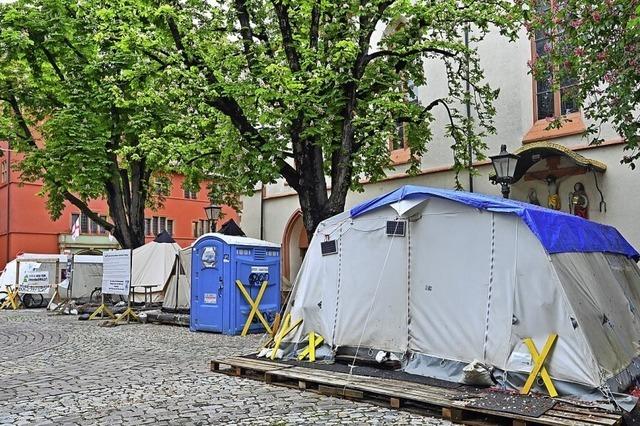 Klima-Aktivsten sollen zwei ihrer Zelte auf dem Freiburger Rathausplatz abbauen