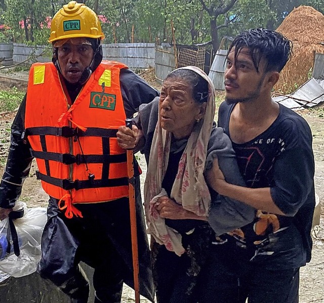 Rettungskrfte helfen einer lteren Frau in  Cox&#8217;s Bazar (Bangladesch).  | Foto: Al-emrun Garjon (dpa)