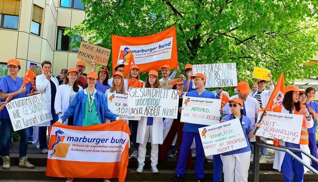 Mit einer &#8222;aktiven Mittagspause&...haben rztinnen und rzte protestiert.  | Foto: Ingo Schneider