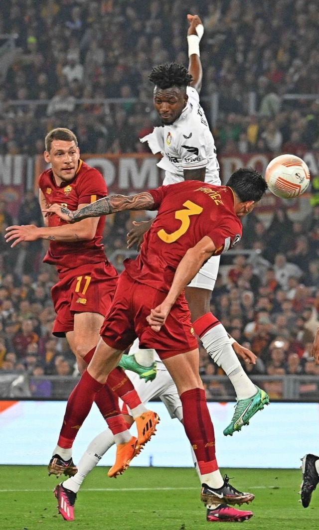 Szene aus dem Hinspiel: Der Leverkusen...Belotti (Nr. 11) und Roger Ibanez (3).  | Foto: ALBERTO PIZZOLI (AFP)