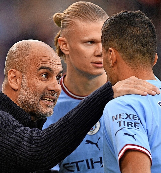 City-Coach Pep Guardiola (l.) mit sein... Erling Haaland und Rodri (von links).  | Foto: OLI SCARFF (AFP)