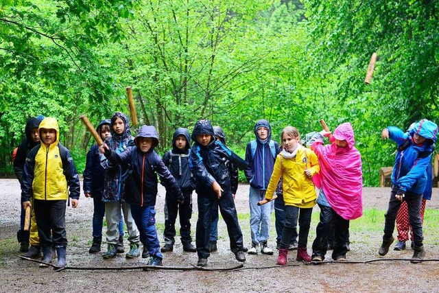 Die dritte Klasse der Lindenbergschule aus Munzingen beim Kubb-Kegeln.  | Foto: Ingo Schneider