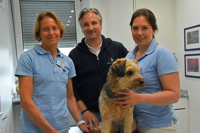 Im Kleintierzentrum Anicura Lrrach so...el Tpfer und Catharina Grob mit Hund.  | Foto: Kathrin Ganter