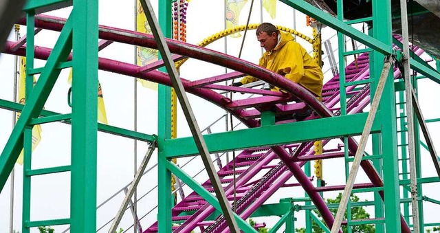 Die Aufbauarbeiten laufen: Am Feiertag...t die Freiburger Frhjahrsmess&#8217;.  | Foto: Ingo Schneider