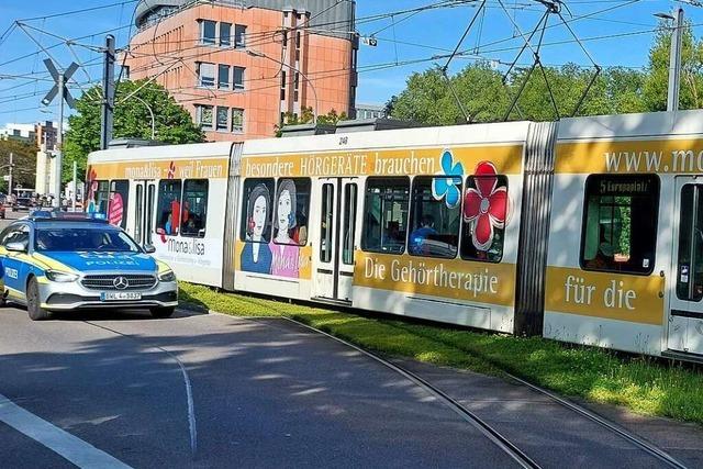 Van stt in Freiburg mit Straenbahn zusammen