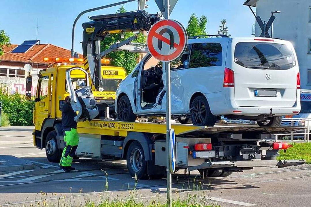 Der Van musste abgeschleppt werden.  | Foto: Max Schuler