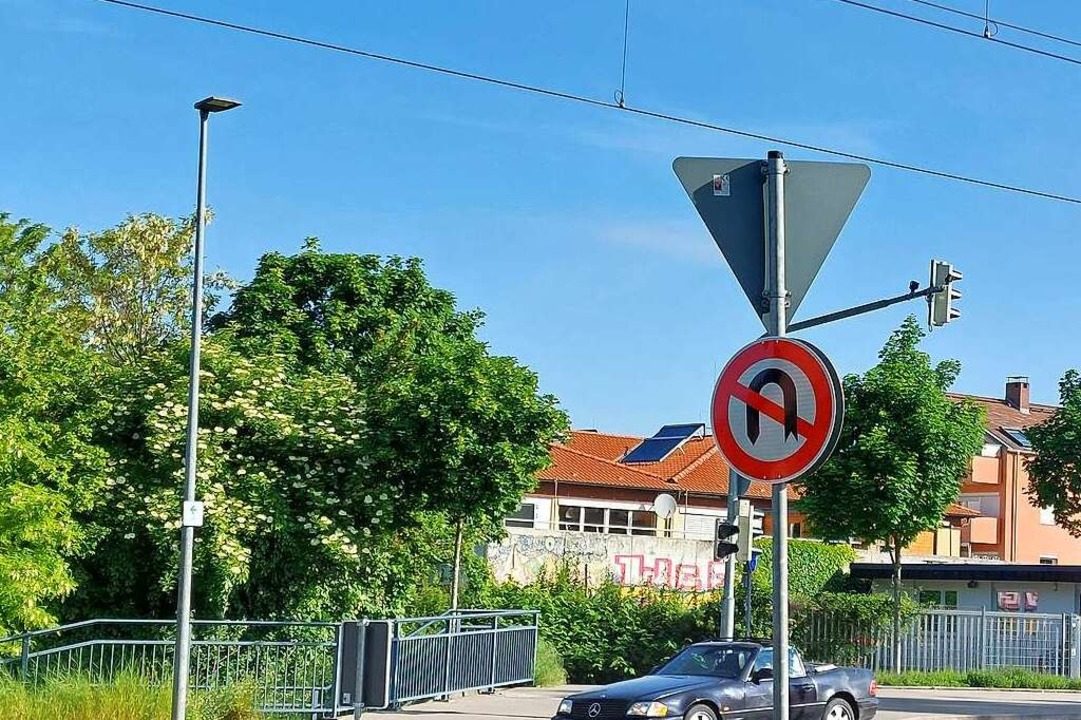 Ein Schild weist darauf hin, dass sogenannte U-Turns verboten sind.  | Foto: Max Schuler