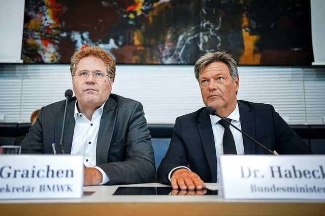 Wirtschaftsminister Robert Habeck (rechts) mit Patrick Graichen.  | Foto: Kay Nietfeld (dpa)