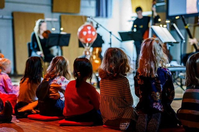 Die unmittelbare Nhe zum Orchester un...Publikum zu einem besonderen Erlebnis.  | Foto: Valentin Behringer