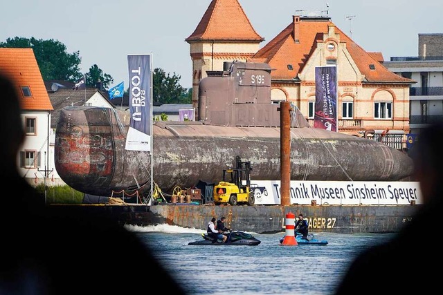 Ein ausgemustertes U-Boot U17 fhrt au...Transportschiff zum Naturhafen Speyer.  | Foto: Uwe Anspach (dpa)