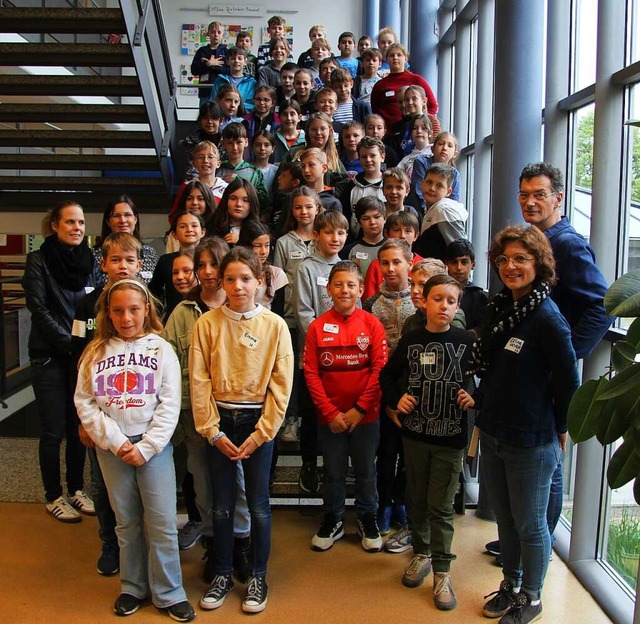 Gruppenbild mit den Fnftklsslerin un...z rechts) dem Knstler Thierry Chapeau  | Foto: Juliana Eiland-Jung